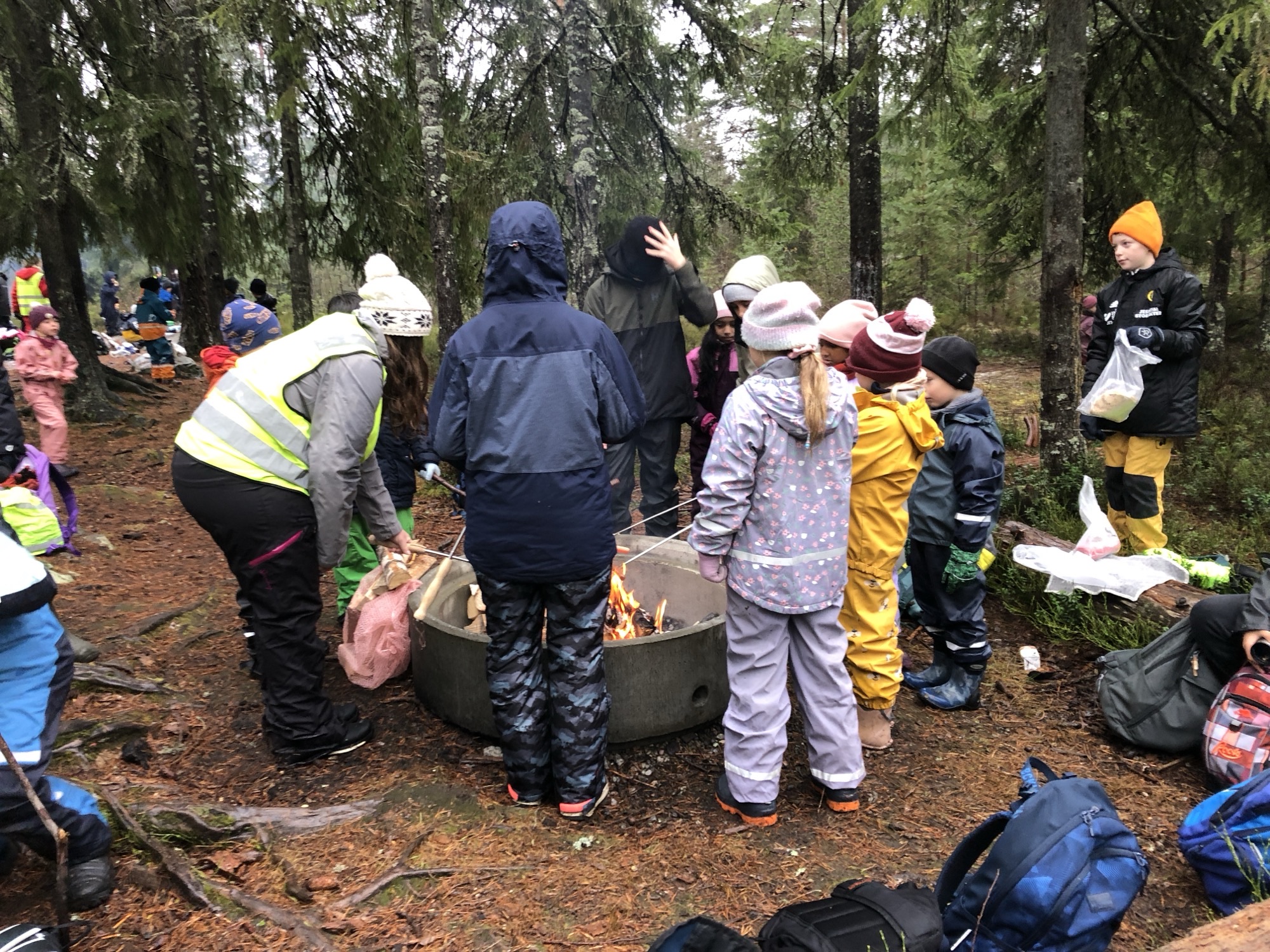 7. trinn på uteskole med fadderbarna